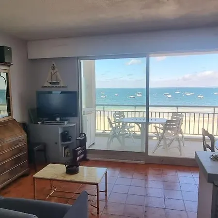 Apartment Front De *